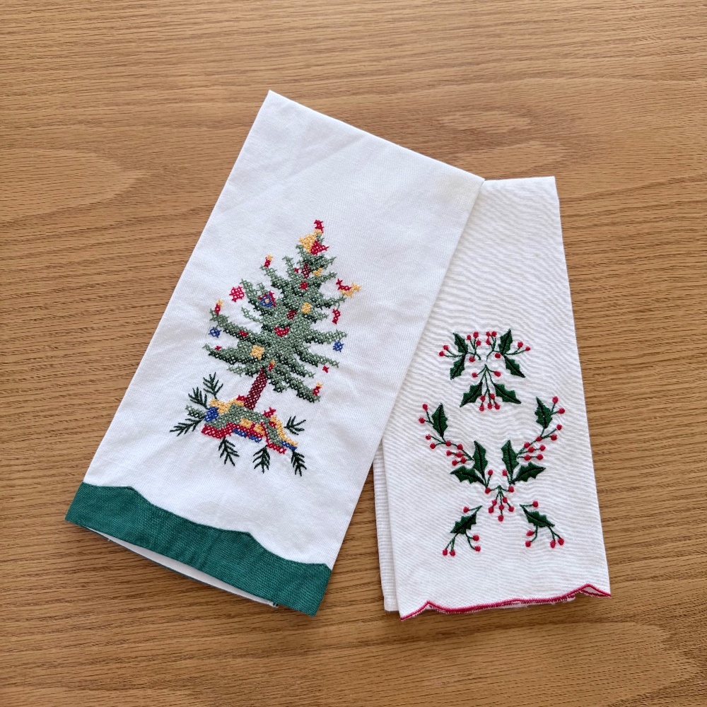 2 SETS OF 2 HOLIDAY HAND TOWELS